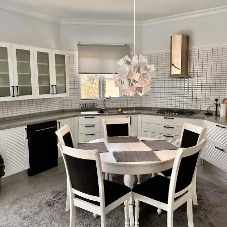 4 Bed Alsancak Girne Tatil Evi
