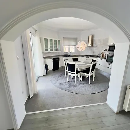 4 Bed Alsancak Girne Tatil Evi *